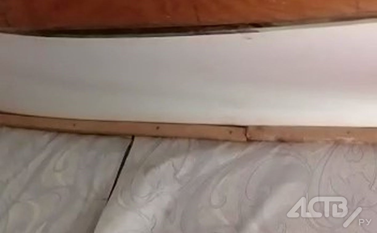 "Может рухнуть в любой момент": пенсионерка на Сахалине живёт в квартире с провисшим потолком