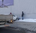 Автомобиль врезался в стену магазина в Южно-Сахалинске