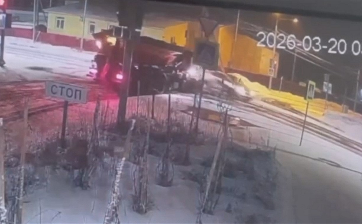 "Закружило на 270°": седан проскочил на красный и врезался в многотонник в Новом Дальнем 