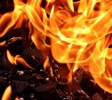 Возгорание микроавтобуса ликвидировали в Томаринском районе 