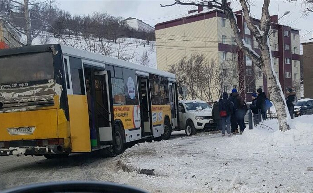Пассажирский автобус и пикап столкнулись в Корсакове
