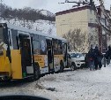 Пассажирский автобус и пикап столкнулись в Корсакове
