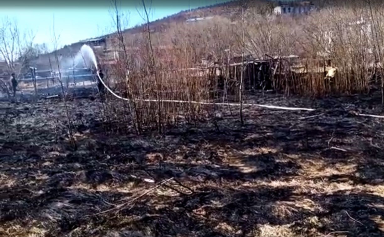 Дети чуть не сожгли половину села на Камчатке, играя со спичками