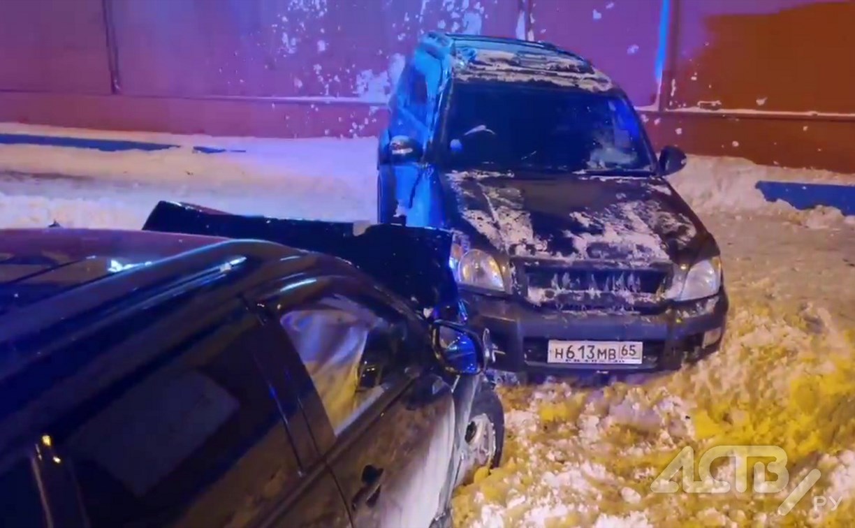 "Колесо вывернуто, лобовое разбито": два автомобиля жёстко столкнулись в Южно-Сахалинске