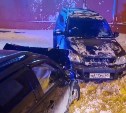 "Колесо вывернуто, лобовое разбито": два автомобиля жёстко столкнулись в Южно-Сахалинске