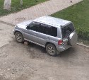 Подозрительный ящик под внедорожником заставил спецслужбы оцепить двор в Южно-Сахалинске
