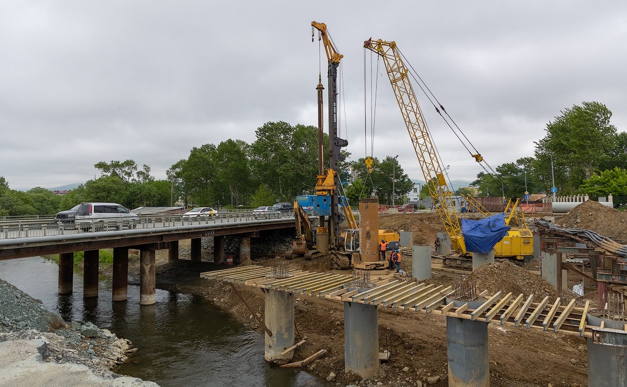 В Южно-Сахалинске рабочие завершают бурение скважин под опоры нового моста через Сусую