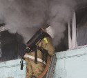 Пожар на территории магазина в Тымовском: огонь уничтожил пристройку и едва не добрался до склада