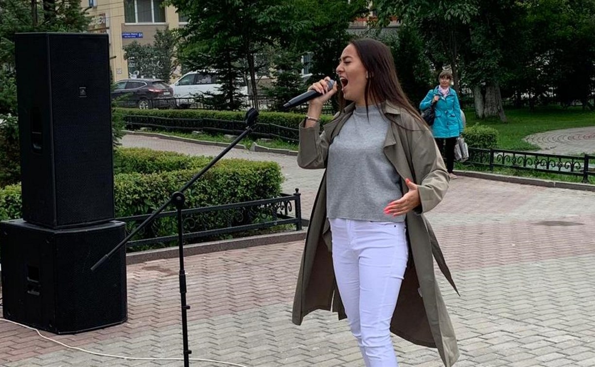 Шоу-проект «DueZ» выступил для южносахалинцев у фонтанов на площади Ленина