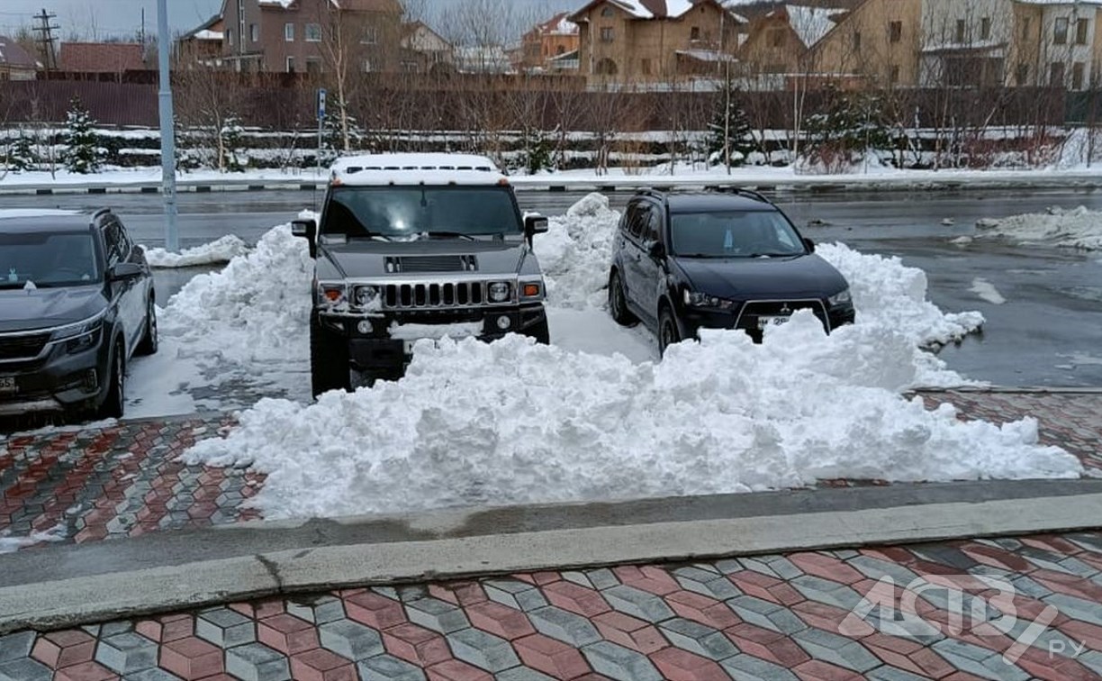 "Так распорядился начальник": два авто заблокировали снежными кучами на парковке у ТЦ в Южно-Сахалинске