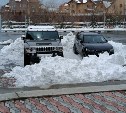 "Так распорядился начальник": два авто заблокировали снежными кучами на парковке у ТЦ в Южно-Сахалинске