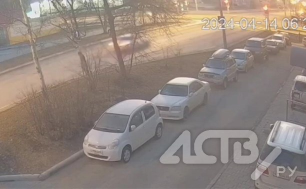 Опубликовано видео жёсткого столкновения легковушки с автобусом в Южно-Сахалинске