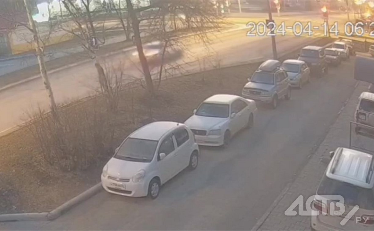 Опубликовано видео жёсткого столкновения легковушки с автобусом в Южно-Сахалинске