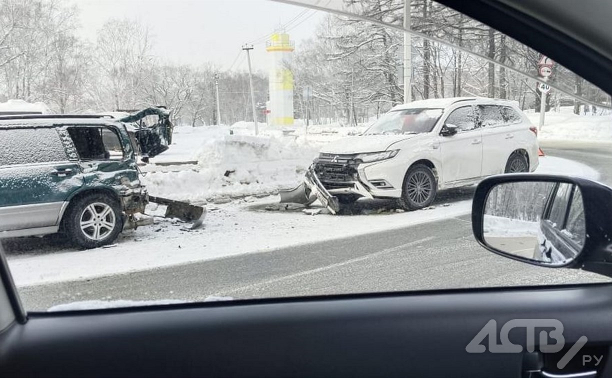 Автомобиль Subaru Forester раскурочило в результате ДТП в Южно-Сахалинске