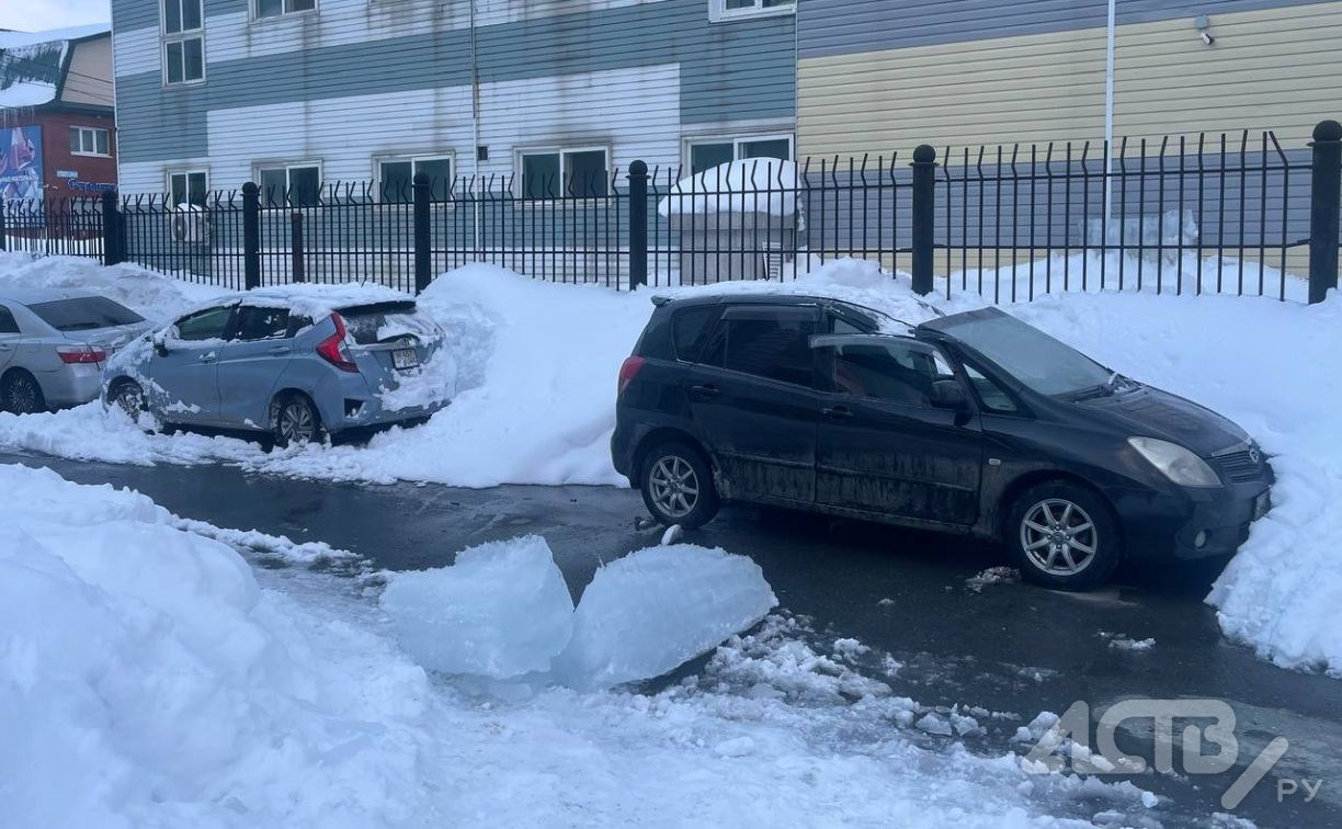Очевидец: упавшая ледяная глыба продавила крышу автомобиля в Южно-Сахалинске