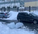 Очевидец: упавшая ледяная глыба продавила крышу автомобиля в Южно-Сахалинске