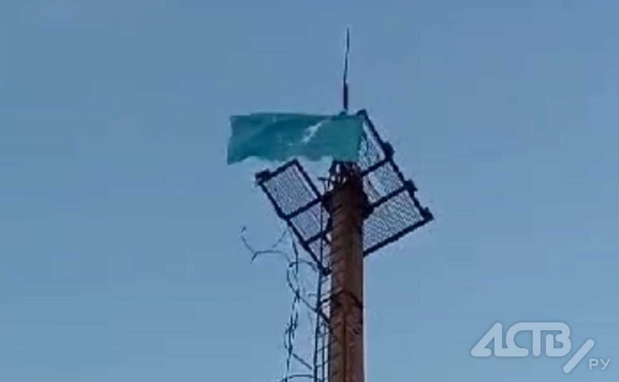 Бойцы подняли сахалинский флаг над освобождённой Новомихайловкой