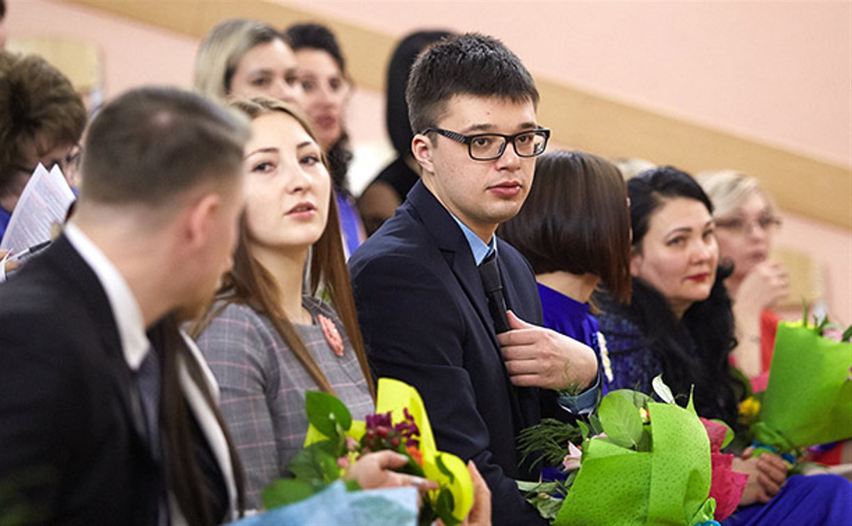 На южно-сахалинском «Учителе года» за победу борются трое мужчин и 17 женщин