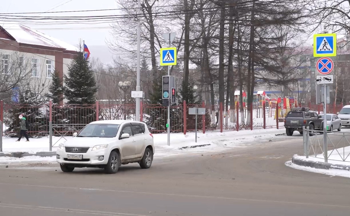 Сахалинцы трижды нарушили ПДД за спиной у чиновника, рассказывающего о новом светофоре на Мира-Буюклы