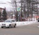 Сахалинцы трижды нарушили ПДД за спиной у чиновника, рассказывающего о новом светофоре на Мира-Буюклы