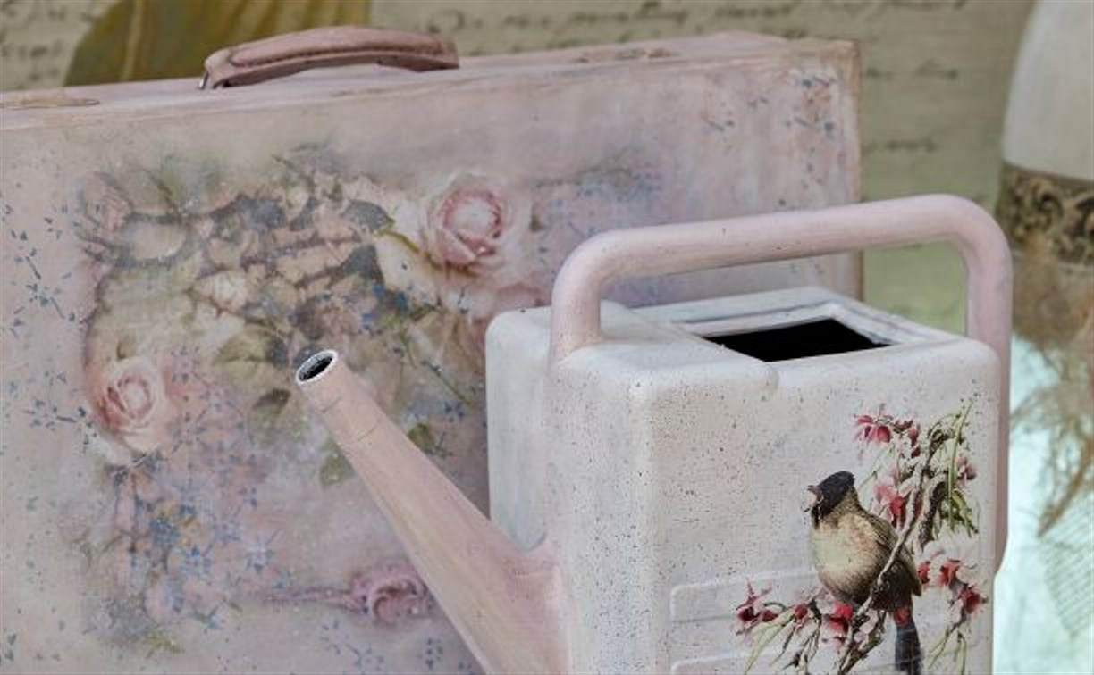 Южносахалинцев зовут сфотографироваться с романтичной розовой лейкой