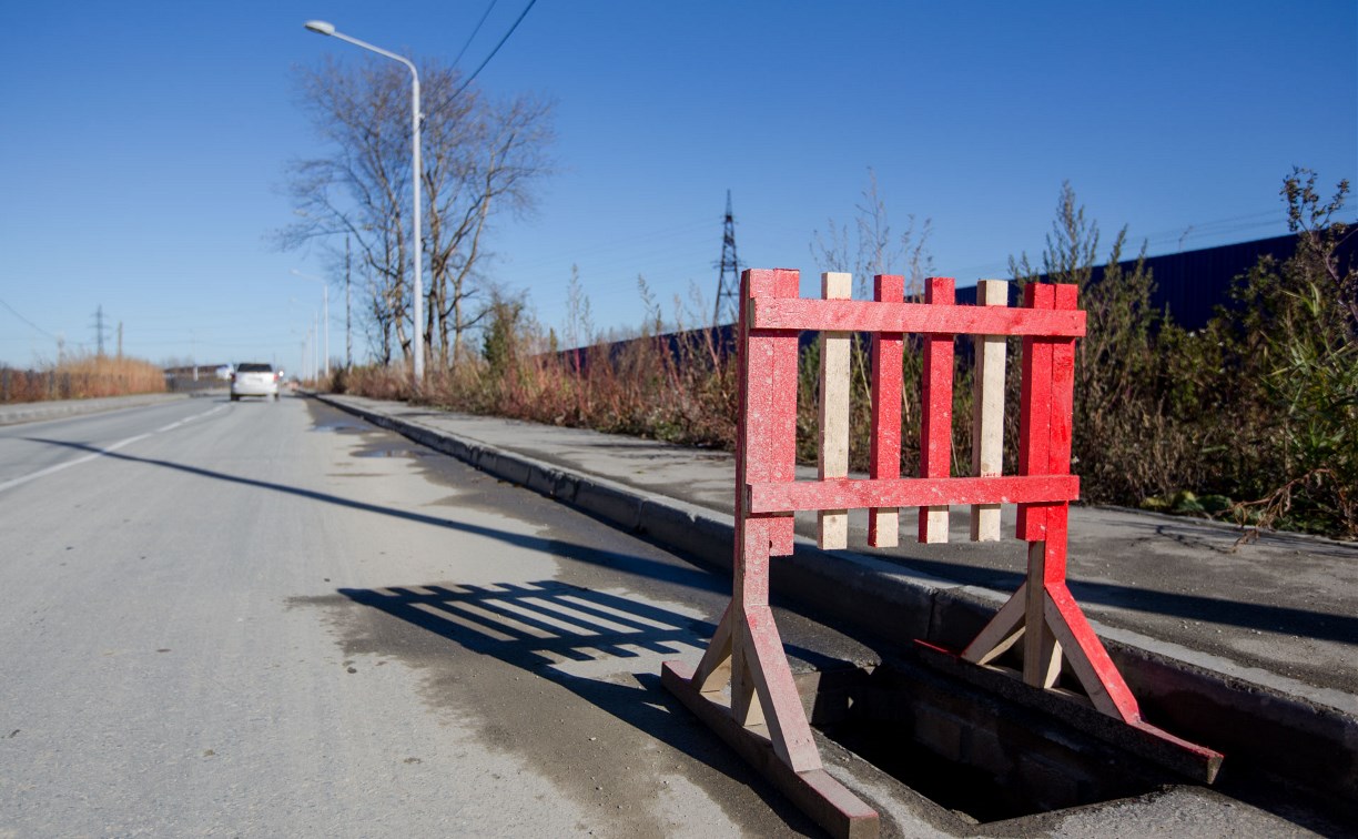 Более 50 решеток ливнеприемной канализации украли в Южно-Сахалинске за неделю