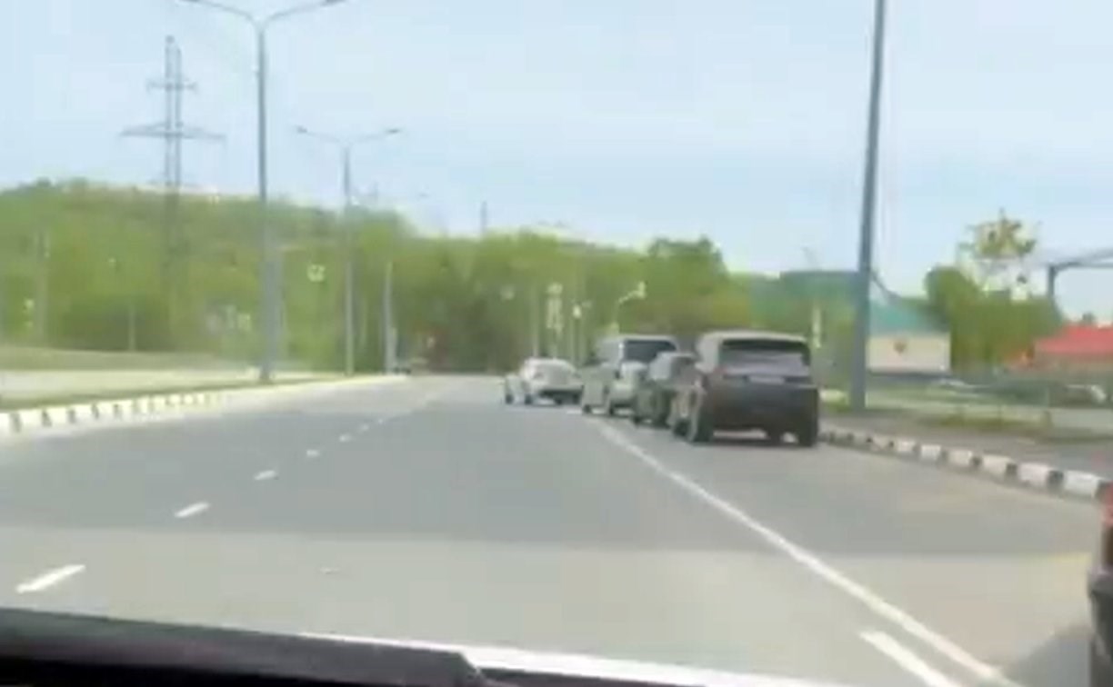 "Когда-нибудь тебе снесут зеркала": сахалинец предупредил водителя, бросающего авто вопреки ПДД