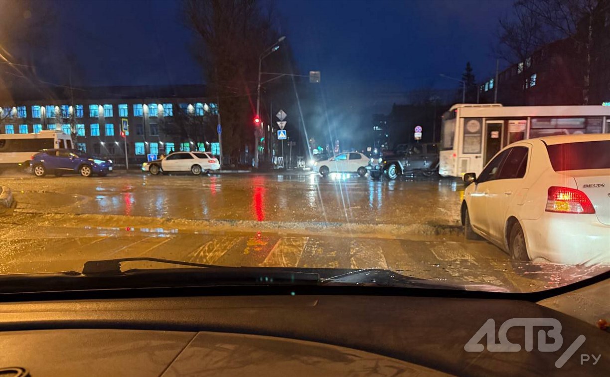 Автомобили в Южно-Сахалинске застревают в вырытой дорожниками яме