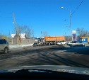 Бензовоз и легковушка столкнулись в Южно-Сахалинске