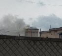 Пожар в районе "СМС" в Южно-Сахалинске тушат 18 человек