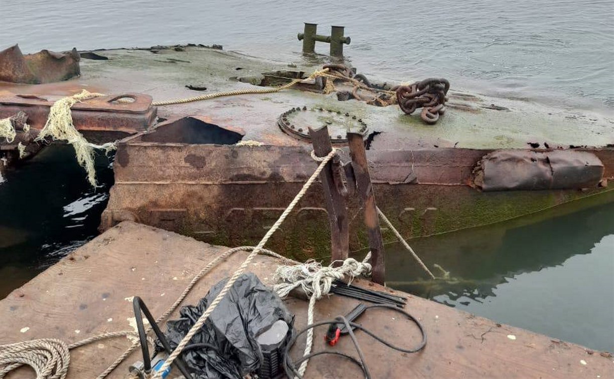 На Сахалине приступили к удалению из акватории судна "Красногорец-11"
