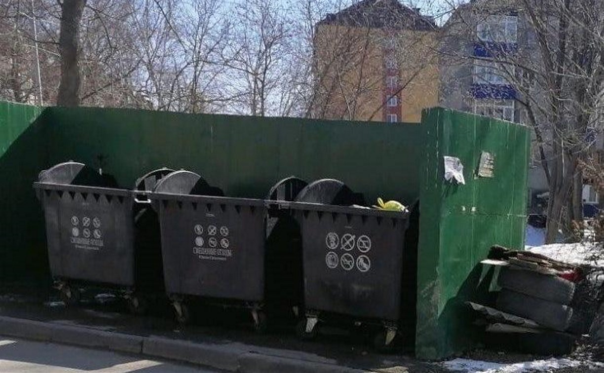 Сахалинцев предупреждают о штрафах за покрышки в мусорных контейнерах