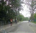 Сахалинские велосипедисты превратили "столбики Вишневского" в "змейку"