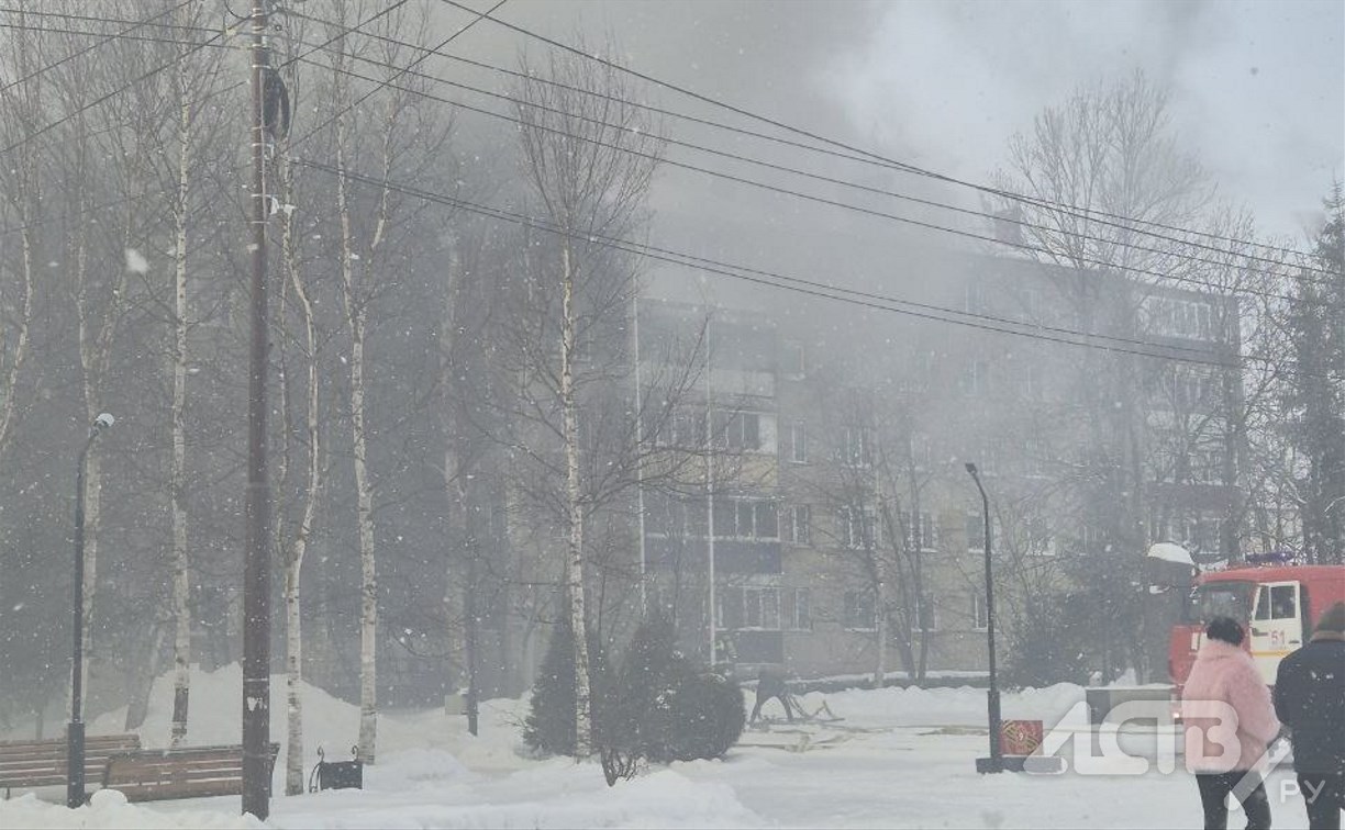 Один пострадал, семерых эвакуировали: в Аниве сгорела квартира в многоэтажке