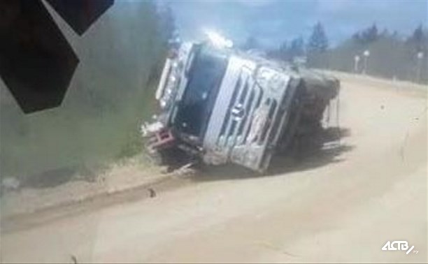 Тягач опрокинулся в Охинском районе