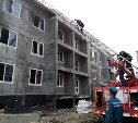 Рабочих эвакуировали с крыши горящего дома в Макарове