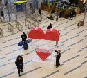 Огромное сердце для сбора макулатуры установили в аэровокзале Южно-Сахалинска