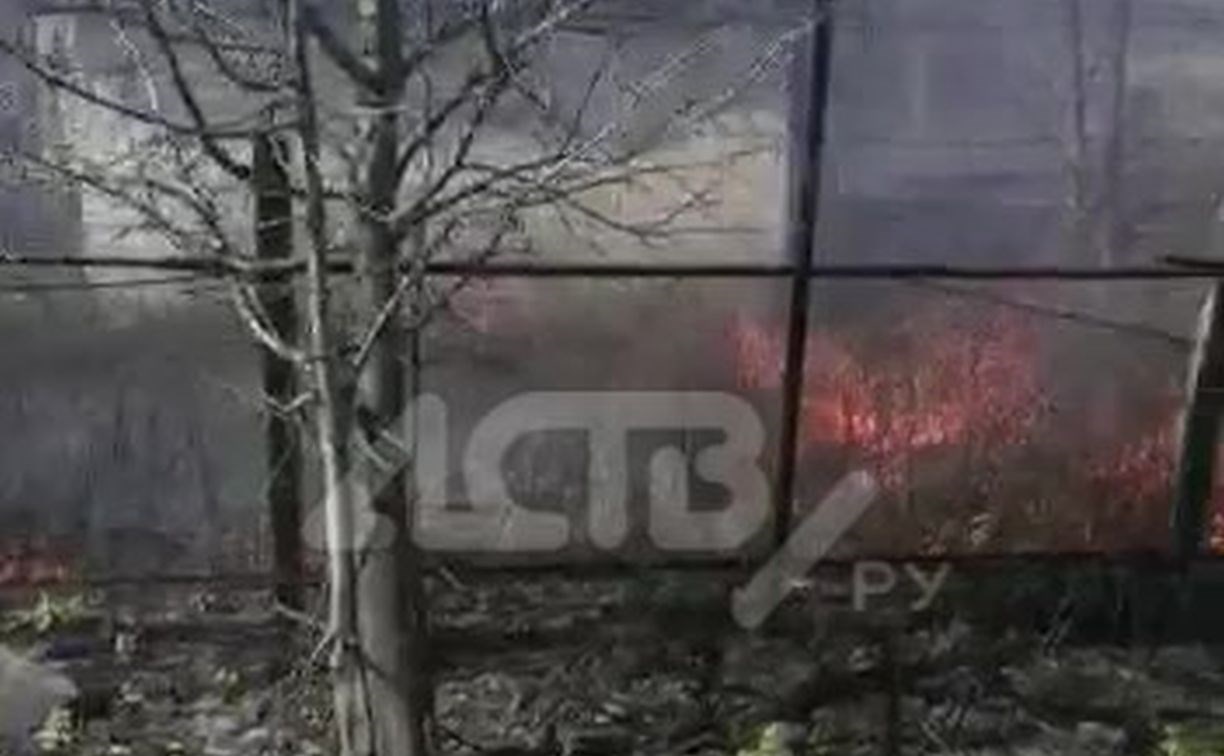 Трава загорелась на территории заброшки в Южно-Сахалинске