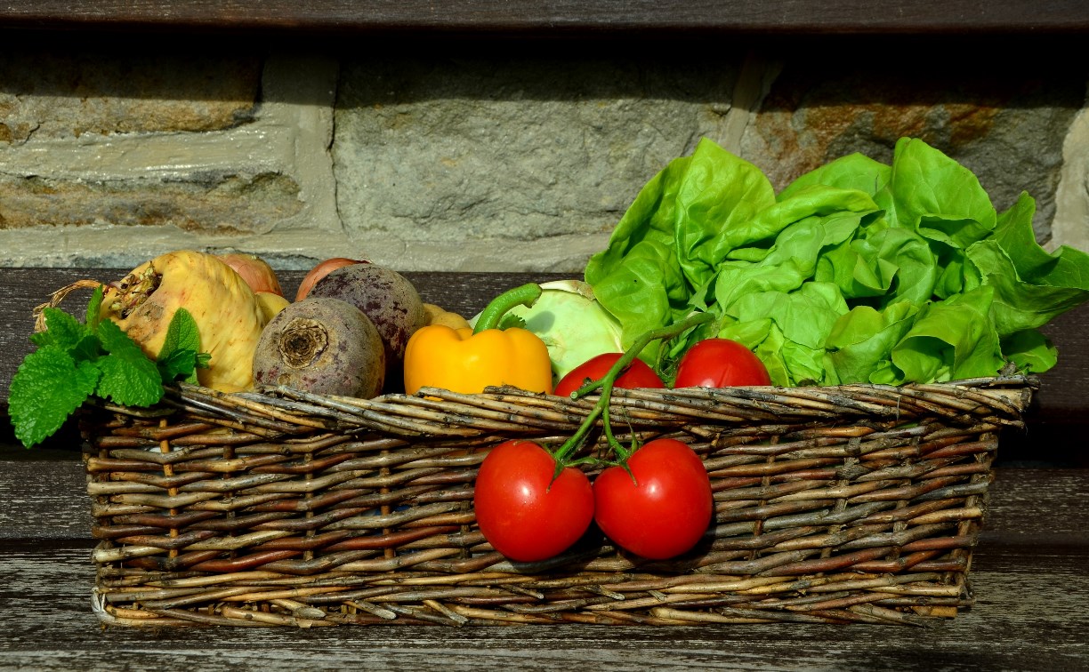 За год на Сахалине подешевели местные помидоры, огурцы, картофель, свекла и морковь