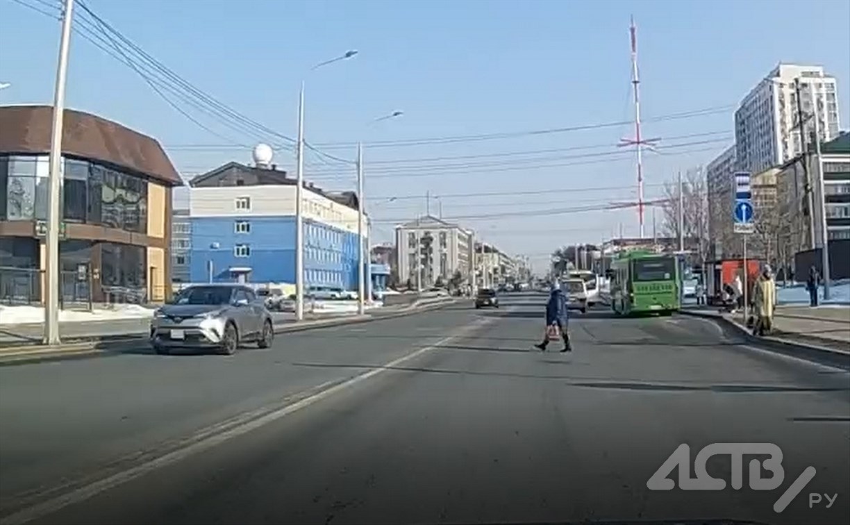  "Цель вижу, в себя верю": маневр женщины-пешехода возмутил автомобилистов в Южно-Сахалинске 
