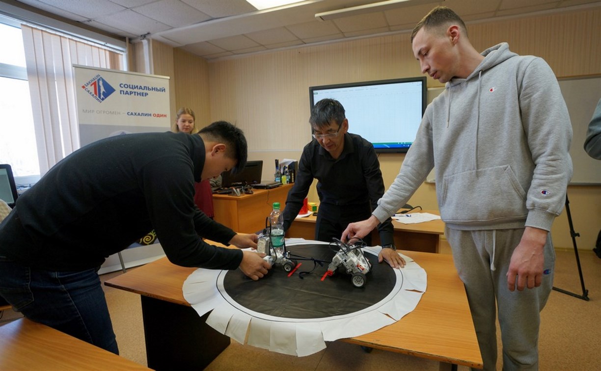 Сахалинских педагогов подучили лучше делать роботов из Lego