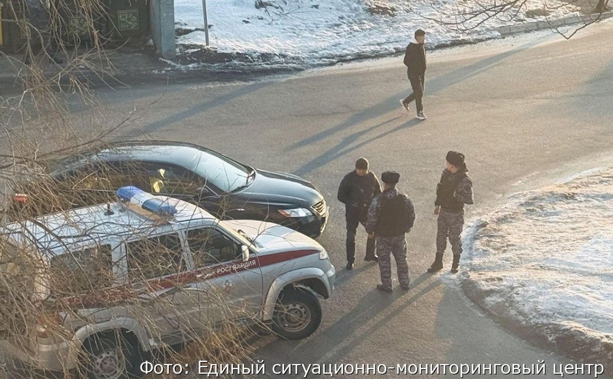В Петропавловске-Камчатском мужчина взял в заложницы женщину