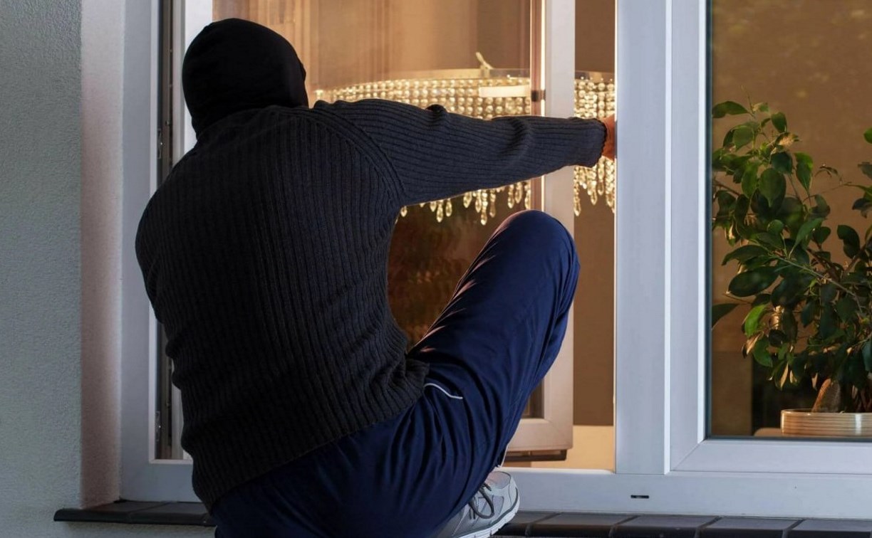 Судимый сахалинец залез в окно отеля в областном центре и обворовал постояльцев 