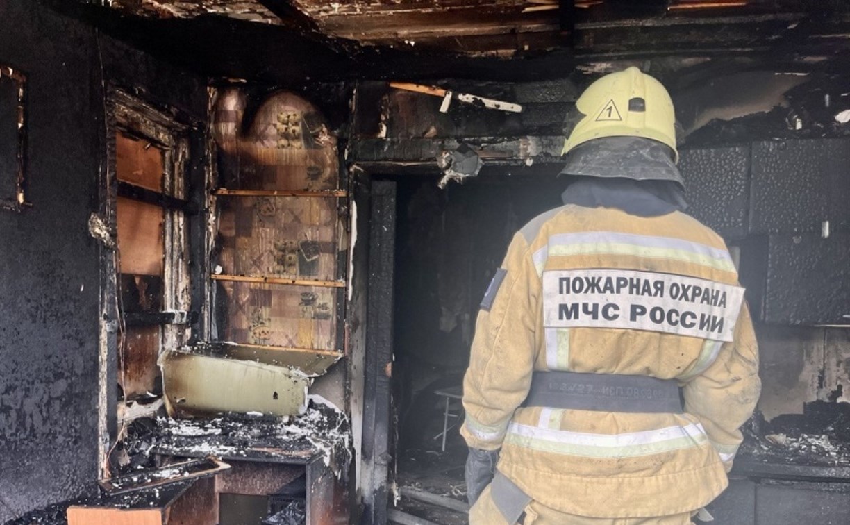 В Холмске в закрытой на замок расселённой квартире вспыхнул пожар