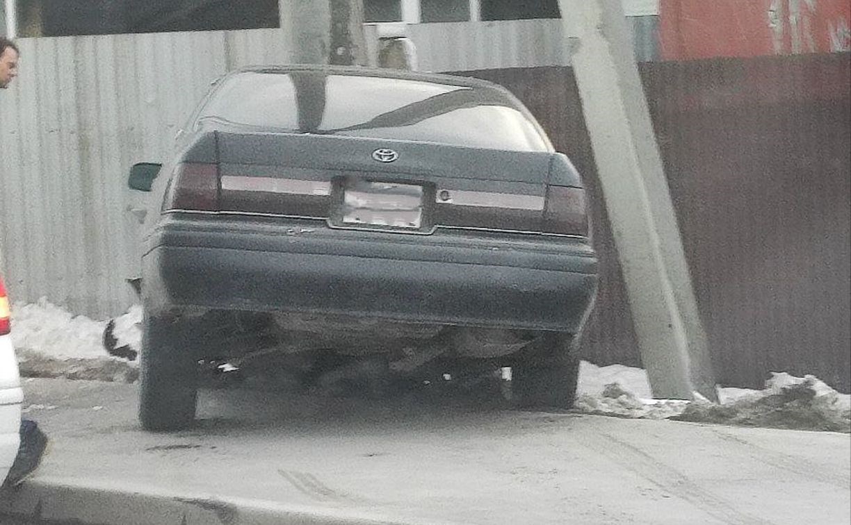 Автомобиль врезался в бетонный столб в результате ДТП в Южно-Сахалинске