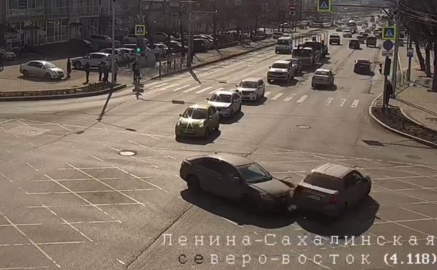 Левый поворот не удался: в Южно-Сахалинске ДТП на перекрёстке