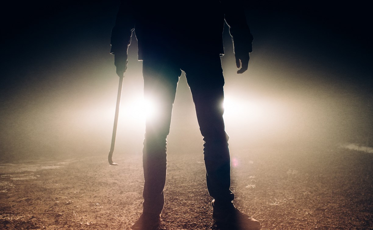 Банда подростков с ломом ворвалась в квартиру на Сахалине