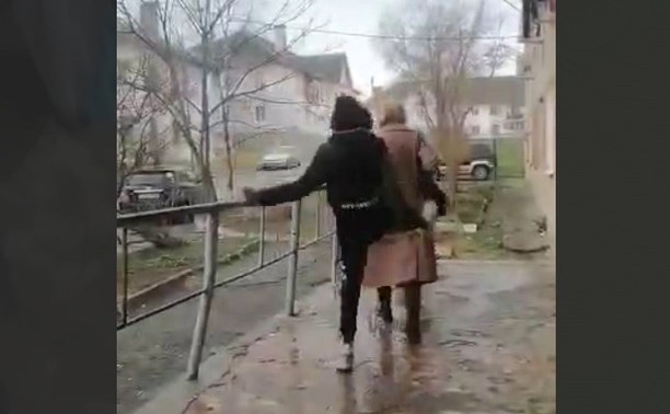 В Приморье нашли школьников, издевающихся над женщиной посреди улицы