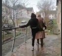 В Приморье нашли школьников, издевающихся над женщиной посреди улицы