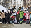 Жители Южно-Сахалинска провожают зиму с песнями, блинами и хороводами